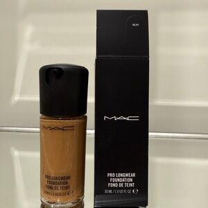 MAC Cosmetics Pro Longwear Foundation NC44